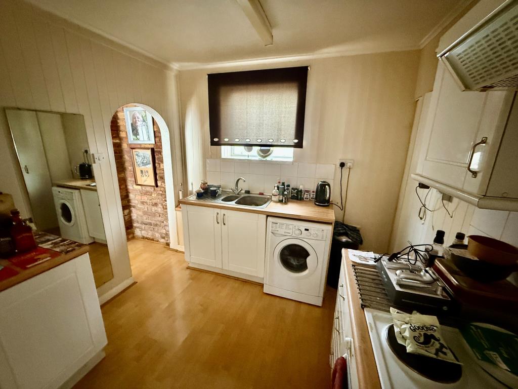 Lot: 55 - CAR FORECOURT, WORKSHOP AND RESIDENTIAL ACCOMMODATION - Kitchen